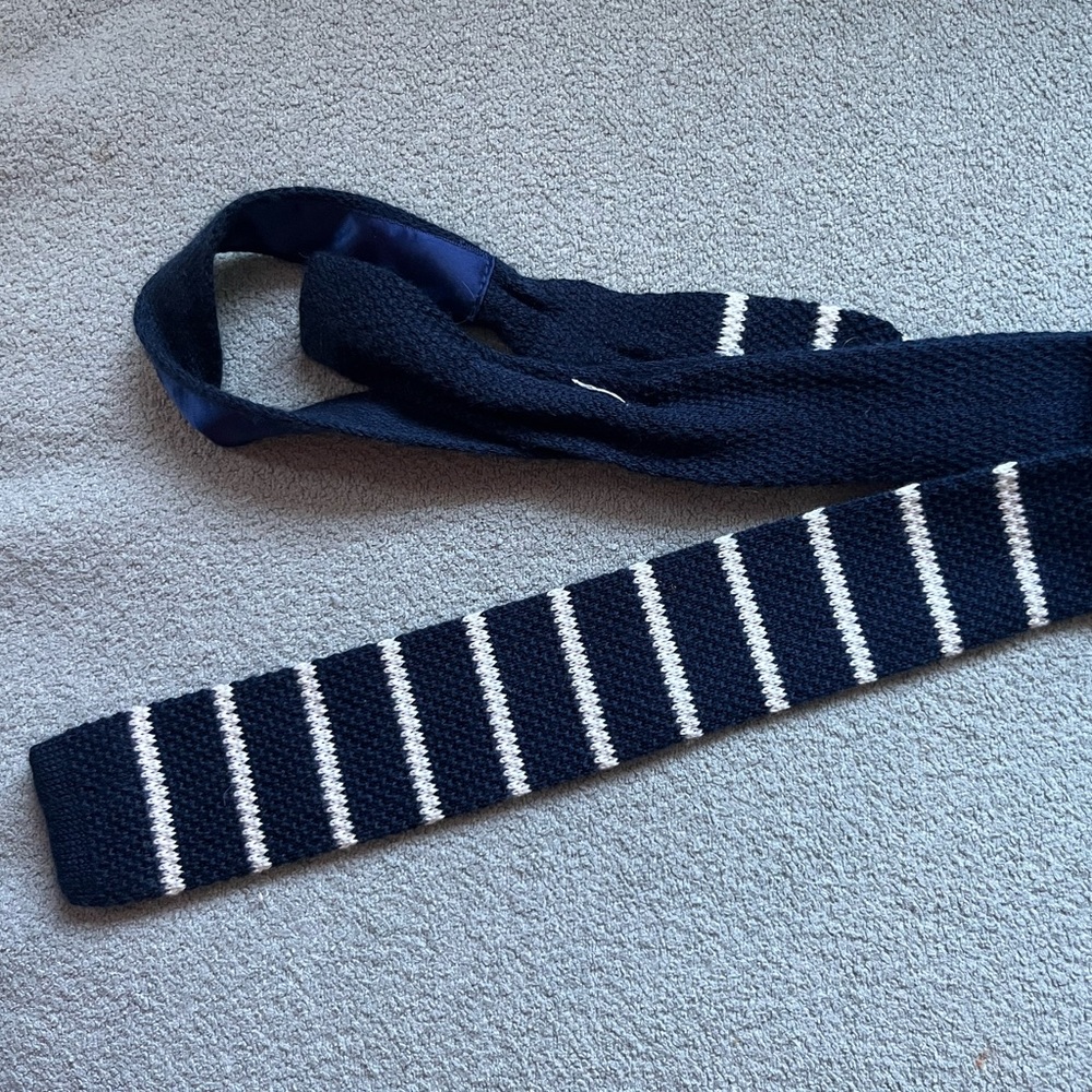 Flat-end knit tie, navy and white